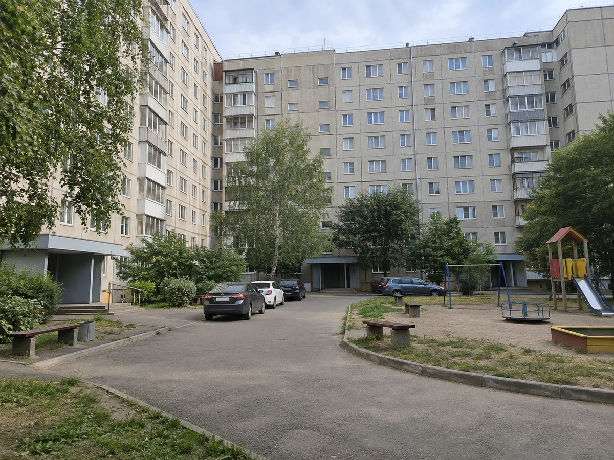 Было: двор панельной девятиэтажки летом днём с детской площадкой и машинами